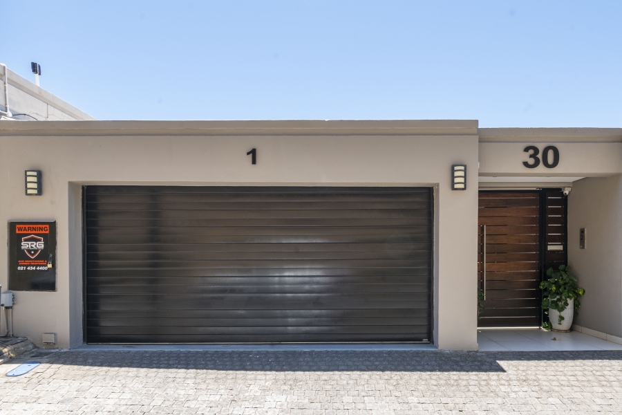 To Let 3 Bedroom Property for Rent in Green Point Western Cape